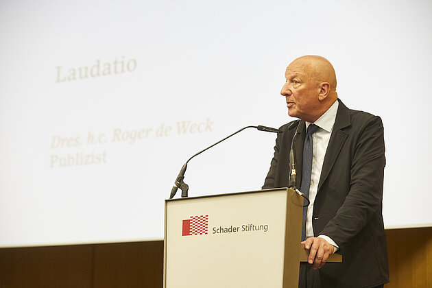 Roger der Weck bei seiner Laudatio zu Ehren der Preisträgerin (Foto: Jens Steingässer)